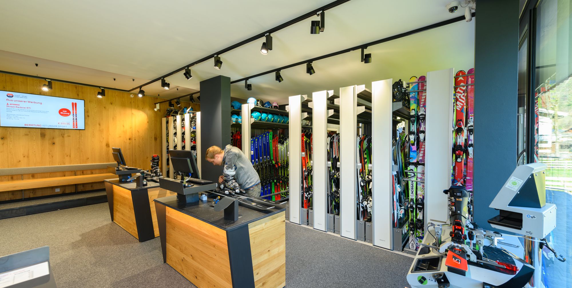 Skifahren mit Skiausrüstung von der Sport2000 Rent-Abteilung bei Sport Kendlbacher